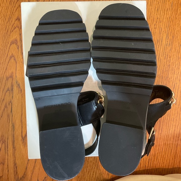 Bernardo Sorrena Goldtone Chain Lug Heel Sandal NWOB - Picture 8 of 13